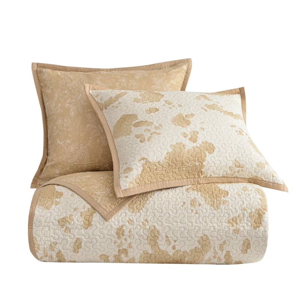 Bring the Wild West to your bedroom with the Elsa Quilt Set. Reversible cotton quilts feature a charming ranch print to add a touch of rustic flair. The collection also includes cowhide-print sheets, Euro shams in luxe leather, and coordinating window treatments with fringe details. Create a warm and inviting atmosphere in your home with Elsa.