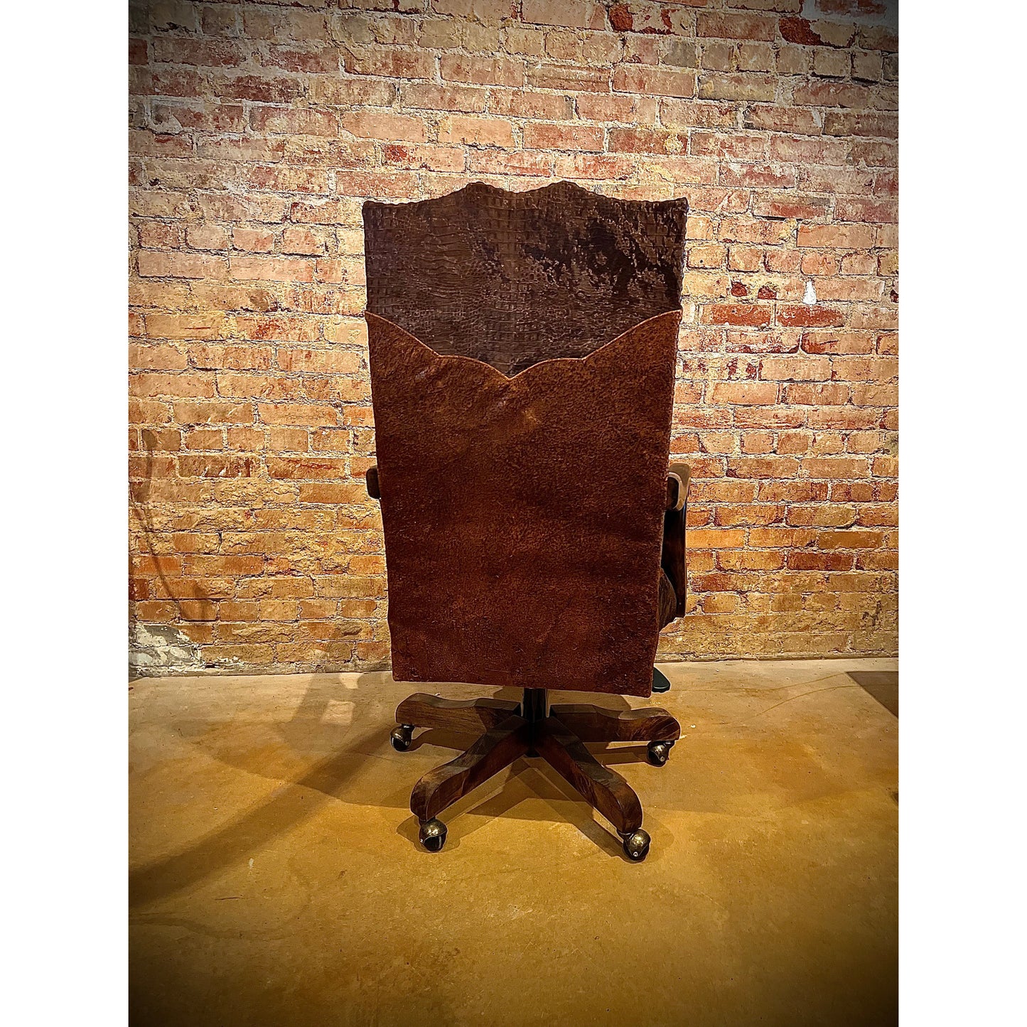 Expertly crafted with rough out leather and accented with acid wash croc, the Rough Out Chisum Desk Chair provides both style and comfort. Indulge in its luxurious design while staying supported throughout long days at your desk.