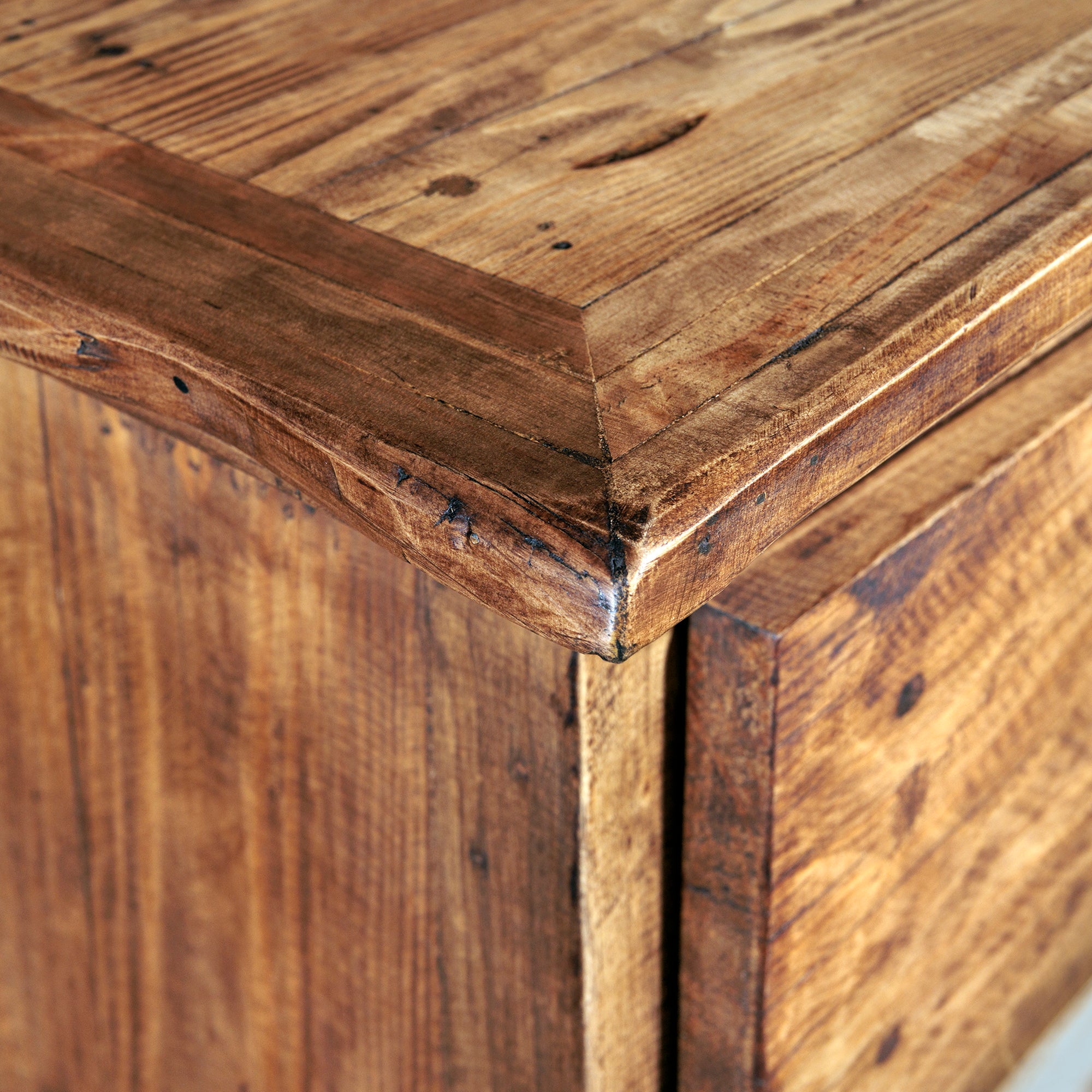 Detail of solid wood top with natural knots and corner joinery