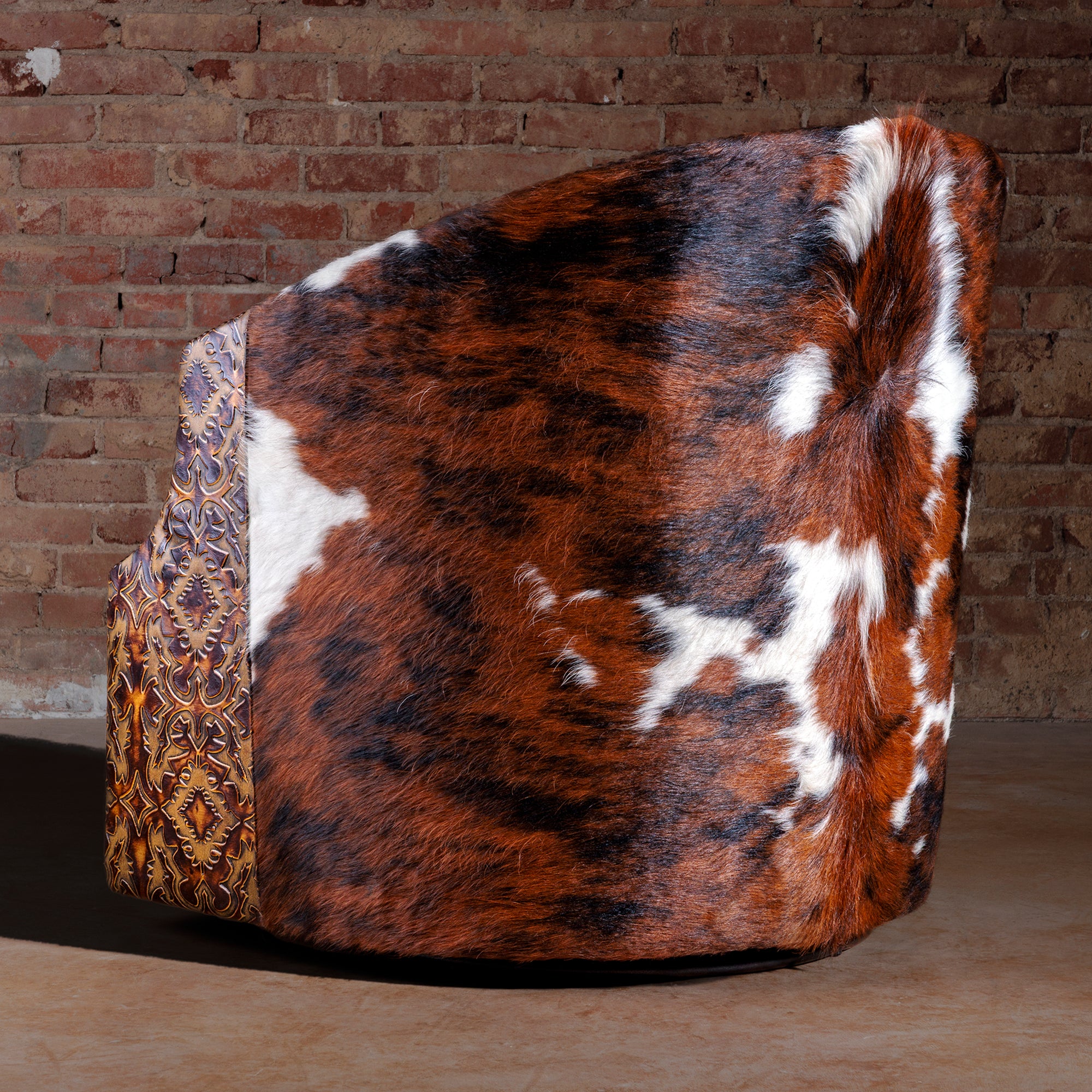 Handcrafted Western swivel chair with top-grain leather and cowhide, perfect for rustic lodge and mountain home interiors