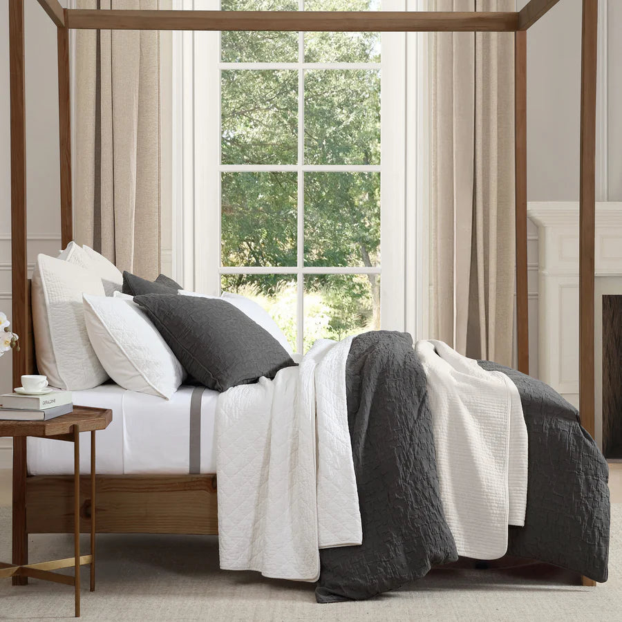 Porto Matelassé Bedding Set