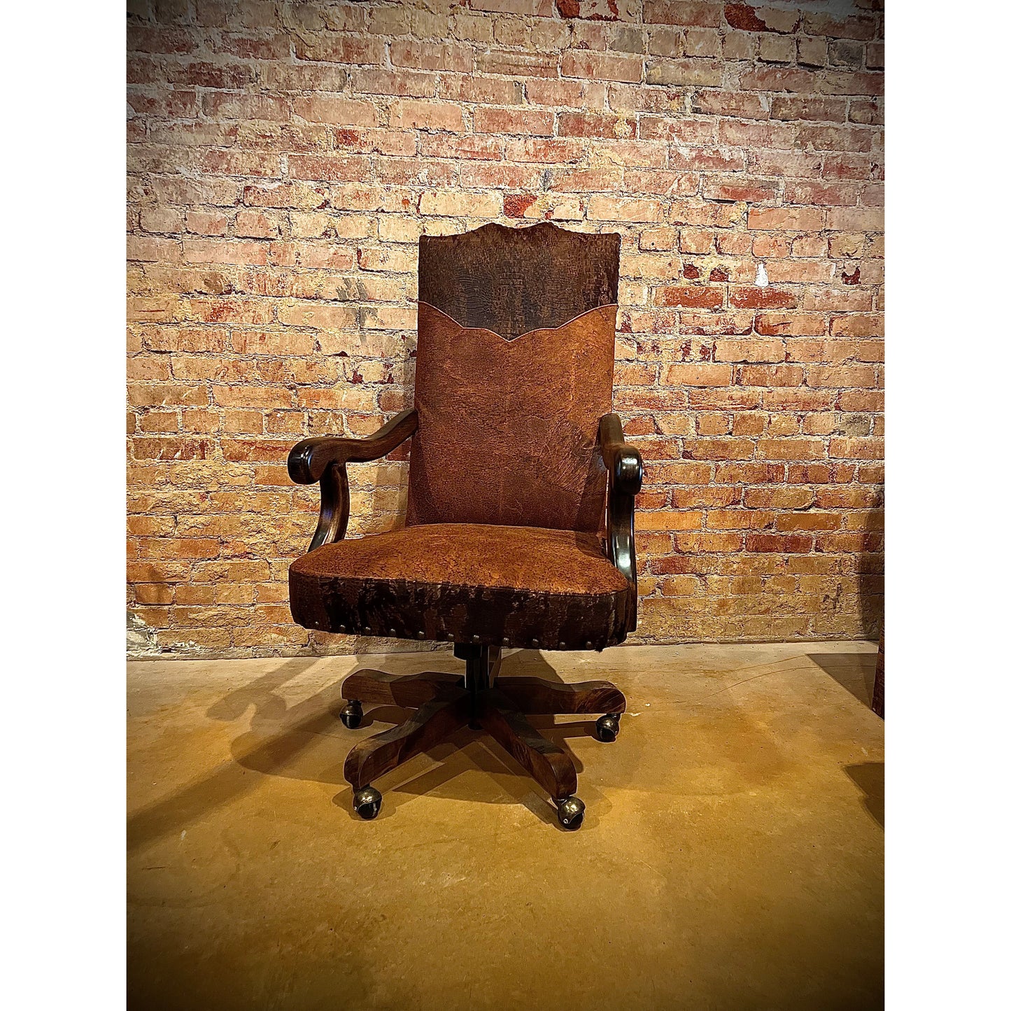 Expertly crafted with rough out leather and accented with acid wash croc, the Rough Out Chisum Desk Chair provides both style and comfort. Indulge in its luxurious design while staying supported throughout long days at your desk.