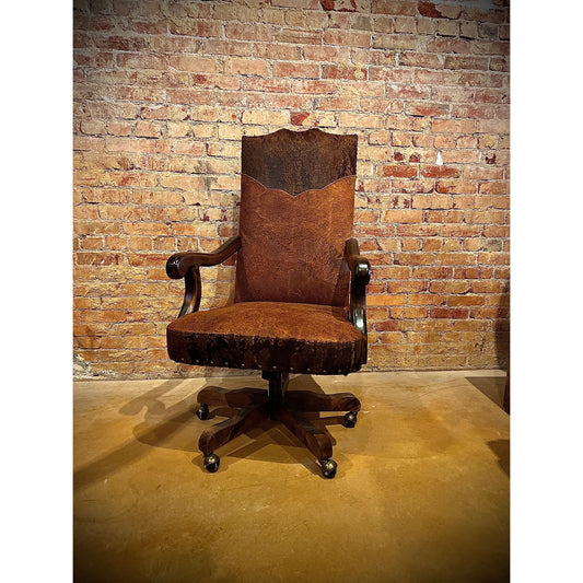 Expertly crafted with rough out leather and accented with acid wash croc, the Rough Out Chisum Desk Chair provides both style and comfort. Indulge in its luxurious design while staying supported throughout long days at your desk.