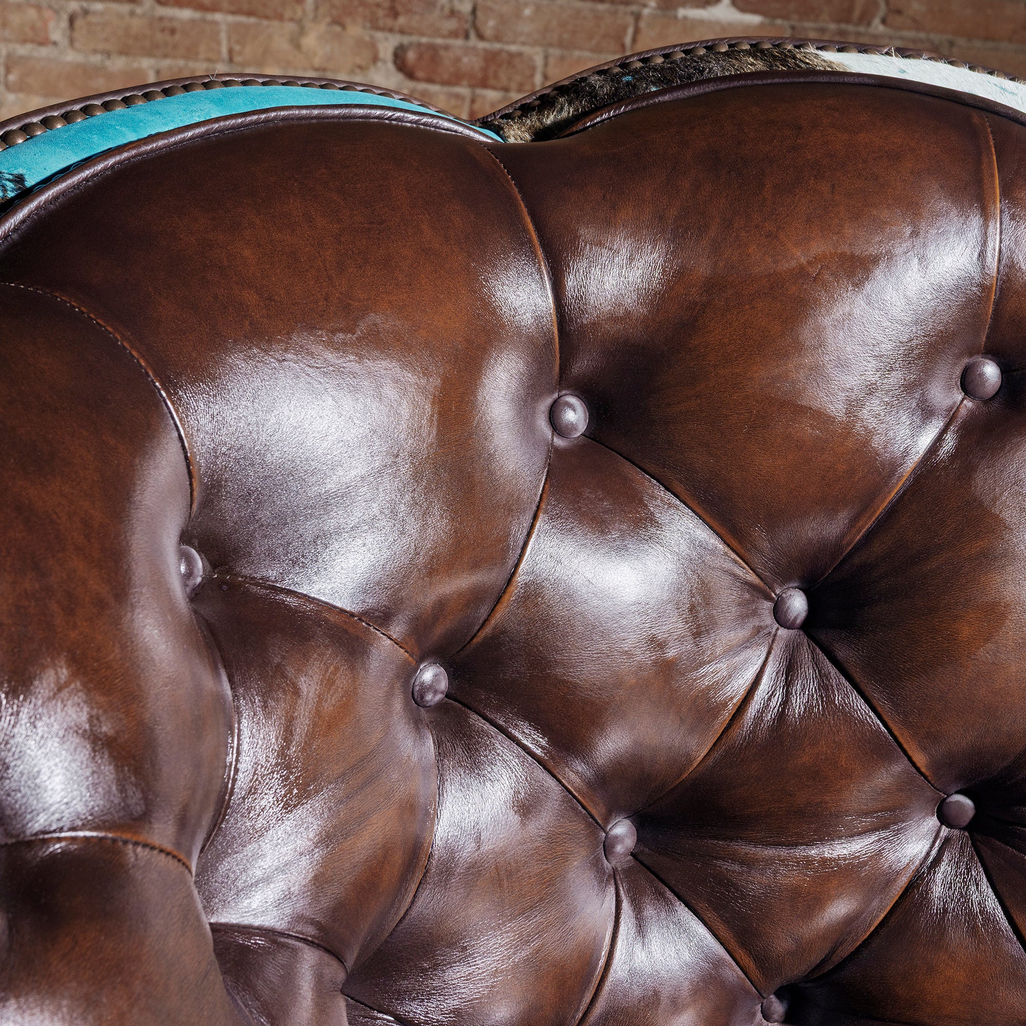 Azure Spur Tufted Western Swivel Chair western swivel chair with button-tufted leather backrest and rich brown leather interior.