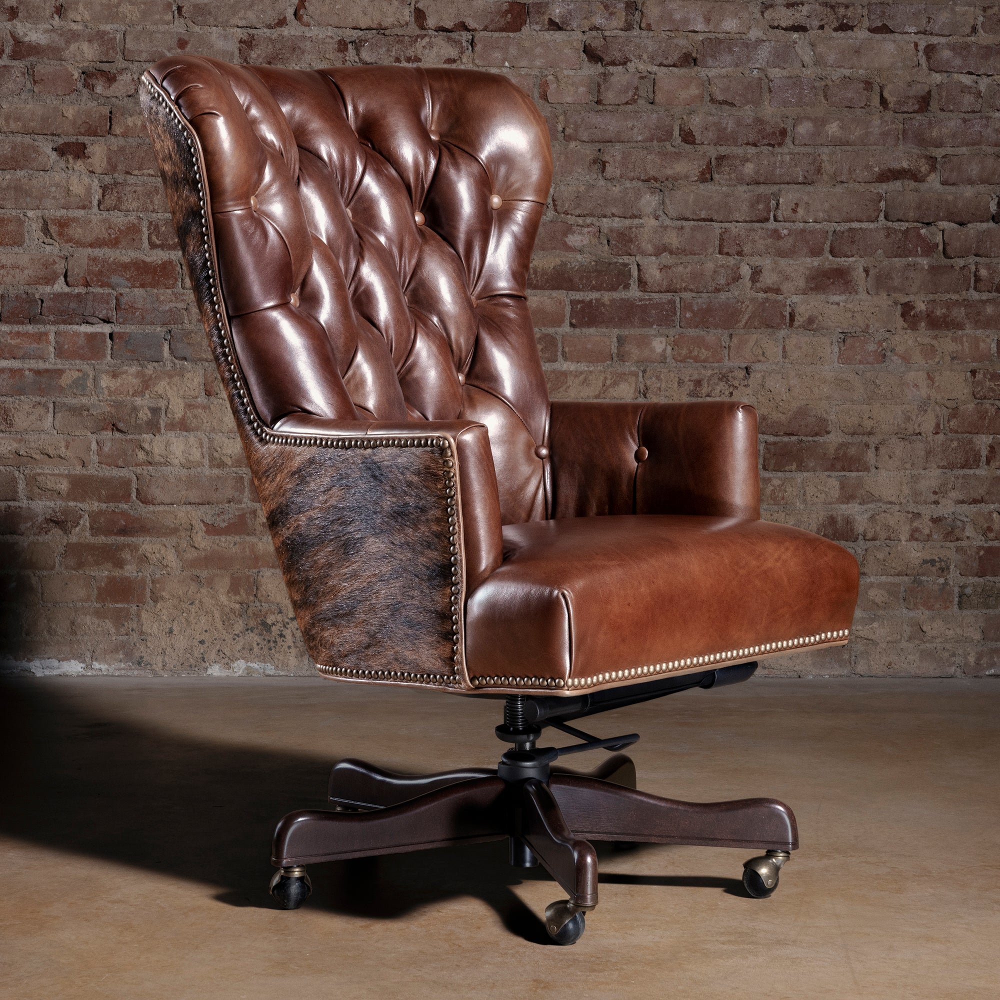 中古品　TRUCK FURNITURE BT CHAIR - LEATHER Chisholm Brindle Leather & Cowhide Desk Chair – Into The West