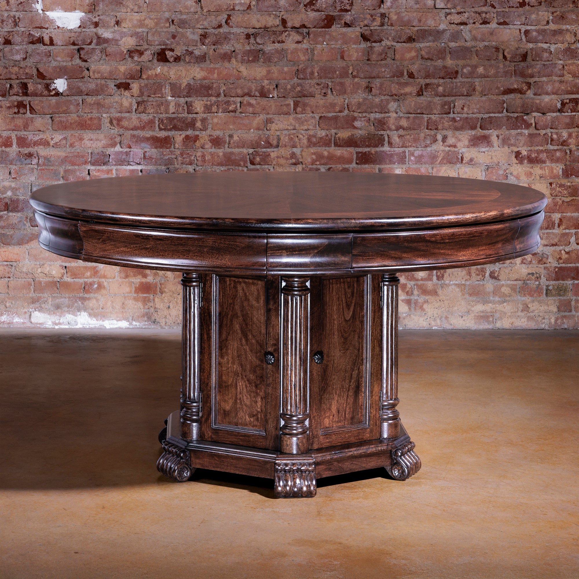 The Outlaw’s Round Western poker table in solid wood with leather inlay